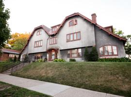 Leonard at Logan House, bed and breakfast en Grand Rapids