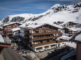 Hotel Hirlanda, hotel u gradu Zurs am Arlberg