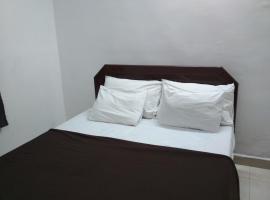 Haritha Apartments, Helpful Staff, Near Bus & Railway Station, Geyser, TV, Best priced Family-Only Apartments in Tirupati, Big Families, Groups Welcome, huoneisto kohteessa Tirupati