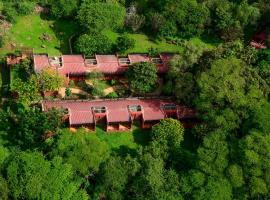 Amboseli Serena Safari Lodge, hotel na may pool sa Amboseli