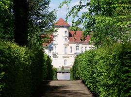 Marstall im Schlosspark Rheinsberg, hotel in Rheinsberg