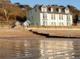 Promenade Apartment with own Beach Hut, hotelli kohteessa Totland