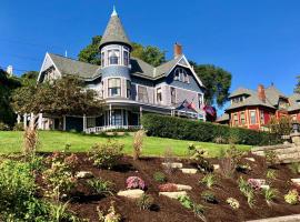 The Hancock House Bed & Breakfast Inn บีแอนด์บีในDubuque