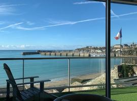 UN BALCON SUR LA MER, ACCES DIRECT A LA PLAGE, hotel in Granville