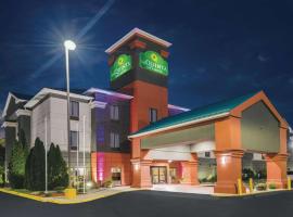 La Quinta Inn & Suites by Wyndham Louisville East，路易維爾的飯店