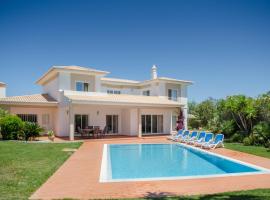 Villa Montanha, Luxury Coastal Villa, with swimming pool, loungers and alfresco dining, 10 min walk to the beautiful Praia da Luz Beach, Shops, Bars and Restaurants!, hotel di Luz