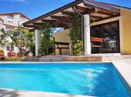 Rustic house with private swimming pool, hotel en Pula