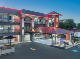 Super 8 by Wyndham Austin University/Downtown Area, hotel u gradu Ostin