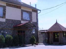 Dvorik, hotel con piscina a Černivci