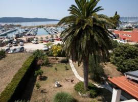 Yacht Beach Apartments, hotel di Kastela