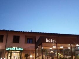 Holiday Rooms Antica Badia, hotel a Volterra