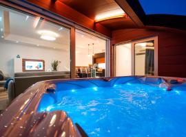 The Q Superior - a penthouse with jacuzzi and sauna, hotel u Rovinju