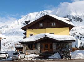 Hotel Angelo, hotelli kohteessa Passo del Tonale