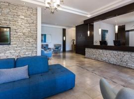 Imperia Hotel & Suites Saint-Eustache, hotell med basseng i Saint-Eustache