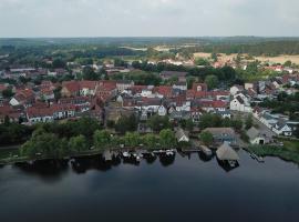 Hotel garni An der Seepromenade, hotelli kohteessa Krakow am See