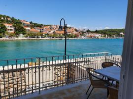 Holiday house Bridge, hotel in Tisno