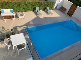 2I rooms, hotel com piscinas em Ðakovo