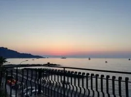 una terrazza sul mare