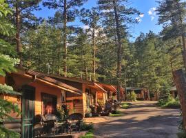 Pine Haven Resort, hotel na may jacuzzi sa Estes Park