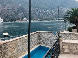 Luxury Waterfront Villa with Private Pool and Private Beach for 12 People: Kotor'da bir villa