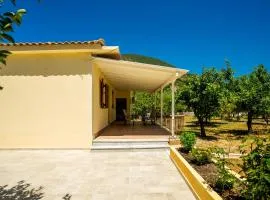 Lefkada Family friendly house with parking ,yard