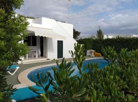 Apartamentos Delfines, self catering accommodation in Cala Blanca