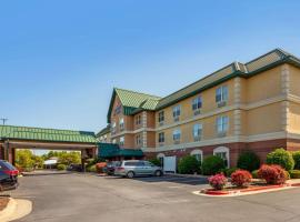 Comfort Inn & Suites Fayetteville-University Area โรงแรมในเฟย์เอตต์วิลล์