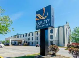 Quality Inn & Suites Near Tanger Outlet Mall