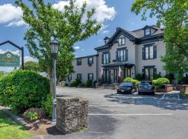 The Carriage House Inn Newport: Middletown şehrinde bir otel