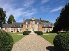 Chateau de Vauchelles, medencével rendelkező hotel Vauchelles-lès-Domart városában