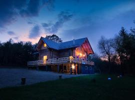 WOODS LODGE PLITVICE LAKES, σαλέ σε Drežnik Grad