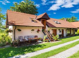 Tradiční český dům s ložnicemi v podkroví, hotel in Všejany