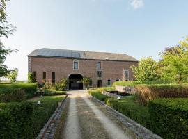 Magnificent character cottage with hot tub, hótel í Marche-en-Famenne