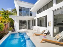 Stunning Views, Private Pool Near Hastings St