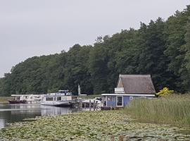 Hausboot Mirabella am Müritz Nationalpark Festanliegend，米羅的飯店