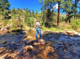 The Inn on Fall River & Fall River Cabins, hotel sa Estes Park