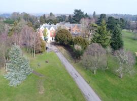 Coulsdon Manor Hotel and Golf Club, cottage in Croydon