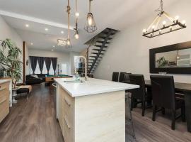 Spacious Townhouse with Rooftop Deck, hotell i Montréal