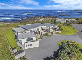 Hearns Beachside Villa 1, hotel in Port Fairy