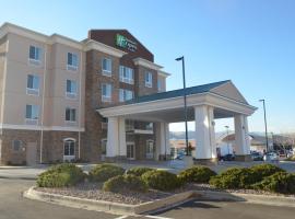 Holiday Inn Express & Suites Golden, an IHG Hotel, hotel di Golden