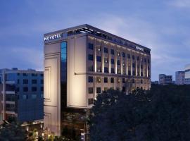 Novotel Chennai Chamiers Road, hotel v mestu Chennai