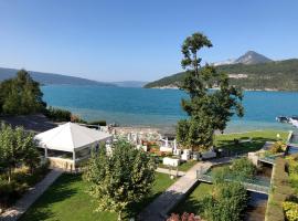 Logement atypique avec vue unique panoramique sur le lac d’Annecy, dans une résidence avec plage et ponton privée sur la commune de Duingt (Rive gauche du lac)., מלון בדיון