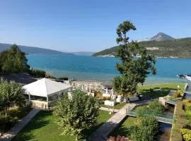 Logement atypique avec vue unique panoramique sur le lac d’Annecy, dans une résidence avec plage et ponton privée sur la commune de Duingt (Rive gauche du lac).