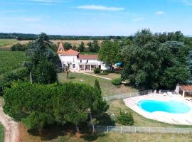 CHATEAU LA LOGE, hotel s bazenima u gradu 'Villematier'