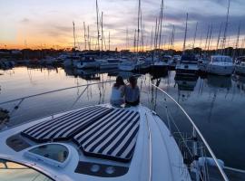 Y-Knot-Two Bedroom Luxury Motor Boat In Lymington, hotelli kohteessa Lymington