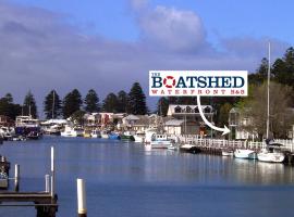 the boatshed waterfront b&b, hotel u gradu Port Feri