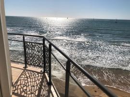 Hotel & Spa Les Roches Noires, hotel dengan jacuzzi di Les Sables-dʼOlonne