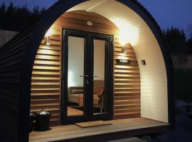 Tomatin Glamping Pods، فندق في إينفيرنيس