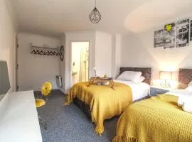 4 Dbl Beds, Modern Apartment, Free Parking and Home-from-home