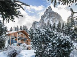 Hotel Waldrast Dolomites, hotel u gradu 'Siusi'